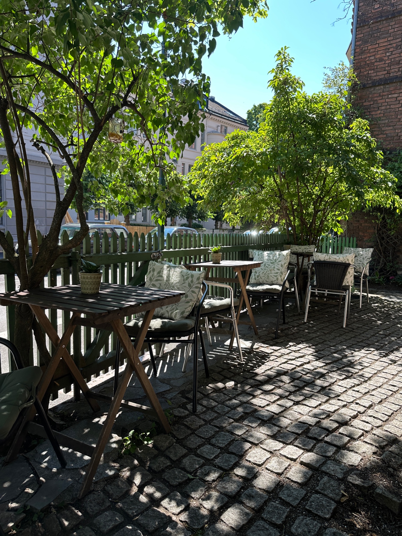 Uteplassen til Albingallerikafé i sommersol