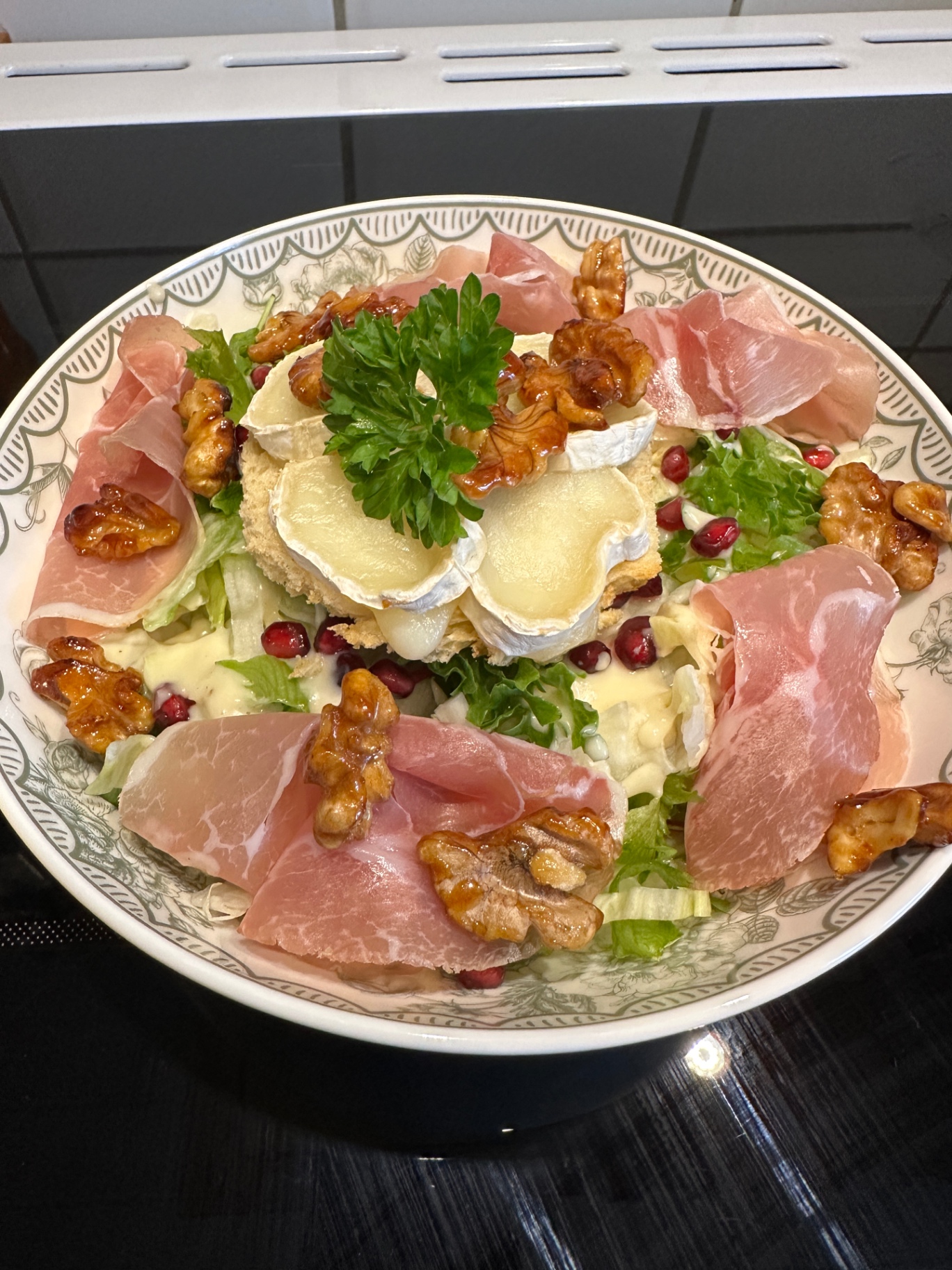 Salat med chèvre, spekeskinke og valnøtter