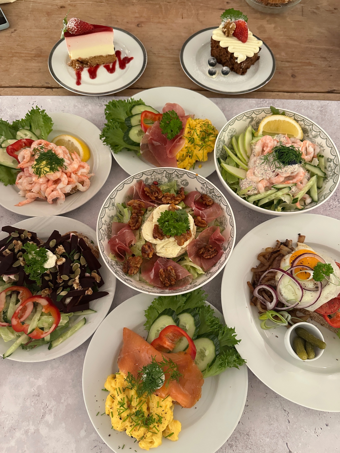 Et utvalg av smørbrød, salater og kaker fra menyen
